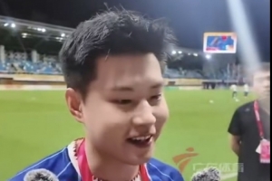 赵心童现身粤超深圳在主场为深圳vs广州开球，并为深圳队加油打气