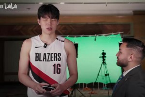 杨瀚森摸手柄猜主机：猜中PS5和XBOX 第三轮纳闷这是个什么东西