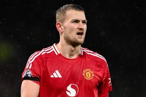 上次出场是1年前！BBC：德里赫特随队抵达球场但仍未进入对决名单